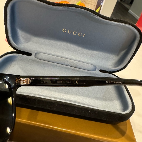 Authentic Gucci sunglasses - Picture 5 of 11
